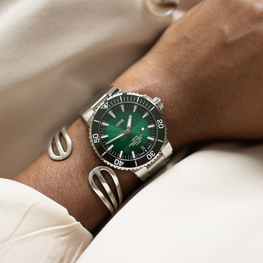 Aquis Date Calibre 400 Green 43.5 mm